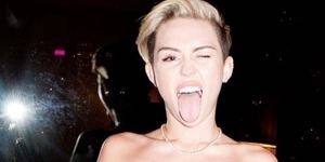 Biseksual, Miley Cyrus 'Threesome' dengan Wanita