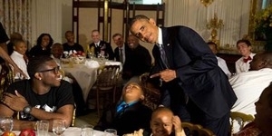 Foto Obama Berpose dengan Bocah yang Ketiduran di Gedung Putih