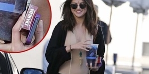 (Foto) Selena Gomez Ternyata Suka Rokok 'Djarum'