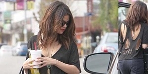 Selena Gomez Seksi dengan Kaos Robek-robek dan Tanpa Bra