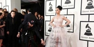 Tubuh Seksi Katy Perry Dibalut Gaun Not Balok Transparan