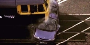 VIDEO: Bahaya Terobos Jalur Kereta, Mobil Hancur Disikat Kereta