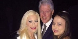 2 Pelacur ini Berfoto dengan Bill Clinton