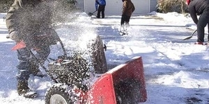 Demi Biaya Pengobatan Sahabatnya, Pria ini Menggalang Dana dengan Membersihkan Salju