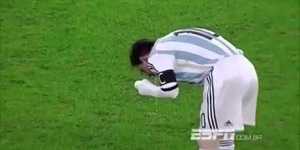 VIDEO: Lawan Rumania, Lionel Messi Muntah di Lapangan