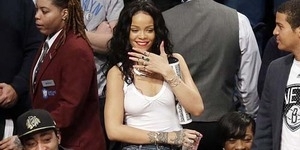 Asyik Nonton Basket, Rihanna Lupa Pakai Bra