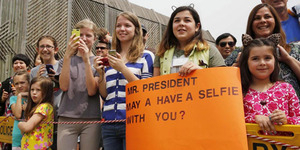 Menolak Berfoto Selfie Dengan Seorang Gadis, Presiden Obama Menuai Kecaman