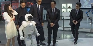 Robot Jepang ASIMO Tantang Obama Main Bola