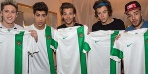 Foto One Direction Pamer Jersey Timnas Indonesia