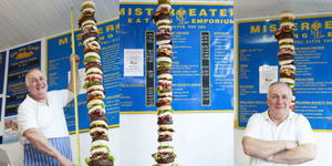 Mencicipi Burger Tertinggi di Dunia (6 Meter)