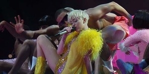 Miley Cyrus Ajak Penggemar Cium Sesama Jenis di Konser Bangerz