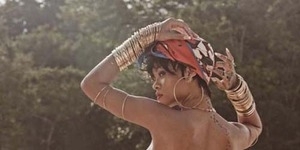 Rihanna Pamer Payudara di Vogue