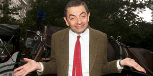 Rowan Atkinson 'Mr. Bean' Tolong Korban Kecelakaan