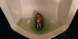Gedung Putih Berang Ada Foto Obama di Urinoir