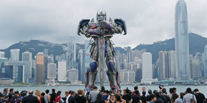 Robot Optimus Prime Setinggi 6 Meter Invasi Hong Kong!