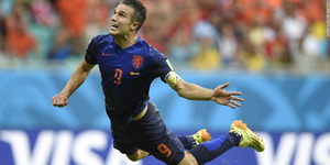 Belanda Rilis Koin Edisi Sundulan Terbang Robin van Persie