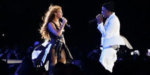 Dituduh Selingkuh, Jay-Z Cium Mesra Beyonce di Atas Panggung