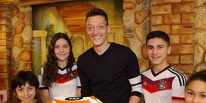 Bonus Piala Dunia Mesut Ozil Disumbangkan untuk Gaza?