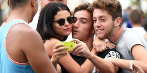 Selena Gomez Dicium Fans Pria Saat Foto Selfie