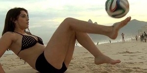 Si Seksi Fiorella Castillo Pamer Aksi Juggling Bola di Pantai Ipanema