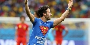 Superman Terobos Pertandingan Belgia vs Amerika Serikat
