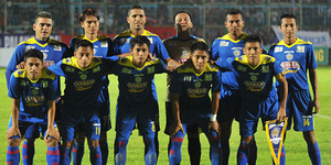 Julia Perez Meriahkan Ultah Arema Cronus ke-27