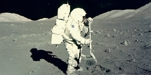 Astronot: Debu di Bulan Berbau Mesiu