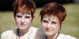 Foto Uniknya Peserta Kontes Kembar Identik di Perancis