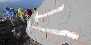 Jepang Geram dengan Grafiti 'INDONESIA' di Gunung Fuji