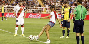 Pesona Kick Off Presenter Cantik Cristina Pedroche di Atletico Madrid vs Vallecano