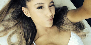 Bantah Foto Bugil, Ariana Grande: Bokongku Lebih Indah