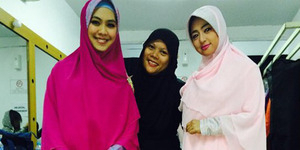 Dewi Perssik Pakai Hijab Syar'i Kado dari Oki Setiana Dewi