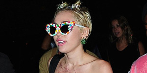 Foto Miley Cyrus Setengah Bugil dan Isap Ganja di Pesta