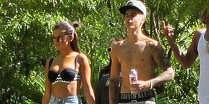 Jalan Bareng Justin Bieber, Selena Gomez Seksi Pakai Bikini