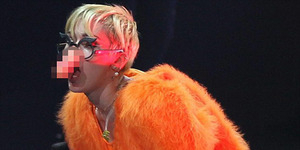 Miley Cyrus Pakai Hidung Bentuk Penis Saat Konser di Meksiko