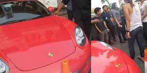 Mobil Porsche Merah Julia Perez Ditabrak PNS