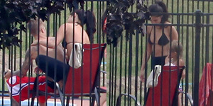 Selena Gomez Pakai Bikini Seksi Sambil Pijat Justin Bieber