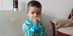 Video Bocah 2 Tahun Dipaksa Merokok Picu Kemarahan Netizen