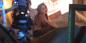 Behind The Scene: Ariana Grande Tampil Seksi di Video Love Me Harder
