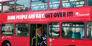 Sopir Usir Pasangan Gay yang Berciuman di Bus