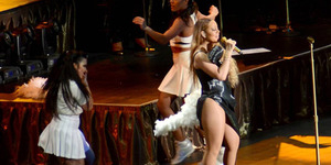 Foto Seksi Mariah Carey Pakai Gaun Terbuka di Shanghai