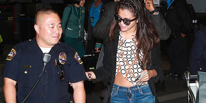 Foto Selena Gomez Lupa Tutup Resleting Celana