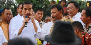 Temui Pengungsi Sinabung, Jokowi Bagikan Bantuan Rp 500 Ribu dan Nomor HP