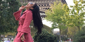 Video Aksi Centil Syahrini 'Maju Mundur Cantik' di Menara Eiffel