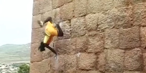Video Aksi Jyoti Raju, Raja Monyet dari India Panjat Dinding dengan Tangan Kosong