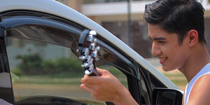 Heboh Foto Al Ghazali Ngamen di Mobil Vicky Shu