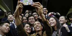 Jokowi Jadi Rebutan Teman Sekolah Kaesang untuk Berfoto Selfie
