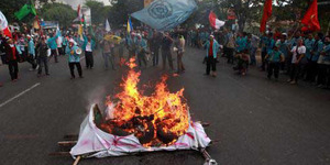 Demo Mahasiswa Jember Bakar Patung Jokowi-JK