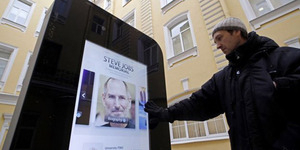 Tim Cook Gay, Rusia Cabut Patung iPhone Karena Mengandung Unsur Homoseksual