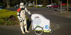 Scott Loxley, Pria Berkostum Stormtrooper Jalan Kaki 15.000 km Demi Amal